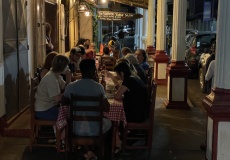 Madagaskar, večeříme v restauraci na Rue Colbert