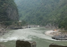 Cesta Káthmándú - Pokhara, údolí řeky