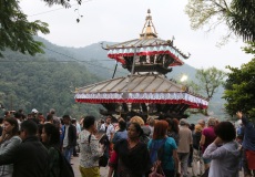 Pokhara - Barahi Mandir, ostrov s chrámem v jezeře Pewa