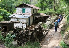 Z Birethanti do Tikhe Dhunga, po cestě jsou ubytovny