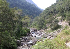 Z Birethanti do Tikhe Dhunga, podél řeky Bhurungdi