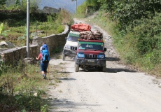 Z Birethanti do Tikhe Dhunga po prašné cestě