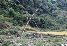 Z Birethanti do Tikhe Dhunga, houpačka z bambusu