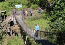 Z Tikhe Dhunga do Ulleri, lanový most přes řeku