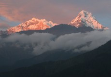 Ghorepani, poslední paprsky osvětlují Annapurny