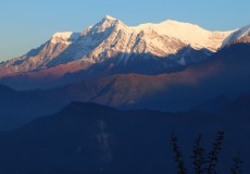 Poon Hill, slunce začíná pronikat do údolí