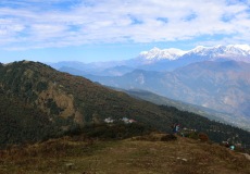 Cesta z Ghorepani do Tadapani, ráno jsme byli na vyhlídce Poon Hill v dáli