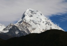 Cesta z Ghorepani do Tadapani, nad Annapurnou už jsou mraky