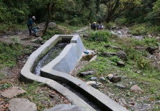 Cesta z Ghorepani do Tadapani, začátek vodovodu do vesnice