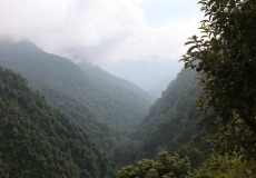 Cesta z Ghorepani do Tadapani, údolí jsou strmá