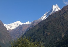 Cestou do Sinuwy sem tam vykoukne Machapuchare