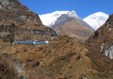 M.B.C. (Machapuchare Base Camp 3700 m n.m. ), vpravo vykukuje Gangapurna (7455 m n.m.)