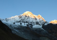 A.B.C., východ slunce ozařuje Annapurnu Jih (7219 m n.m.)