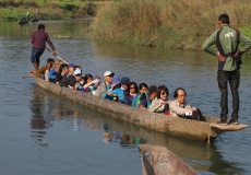 Chitwan, projížďka ve vydlabané lodi po řece s krokodýly