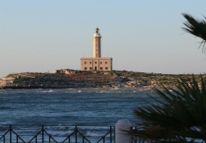 Gargano, Vieste - maják na ostrůvku Santa Eufemia u vjezdu do maríny