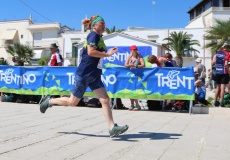 Gargano, Vieste - WMOC finále sprint, Gina dobíhá do cíle