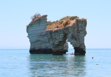 Gargano, Mattinata - skalní útvar Arco magico v zátoce Zagare