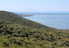 Gargano, pohled na Lago di Varano z čerpací stanice u Cagnano Varano