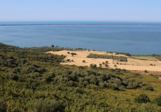 Gargano, pohled na Lago di Varano z čerpací stanice u Cagnano Varano